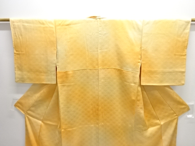  檜扇青海波模様織り出し暈し色無地着物